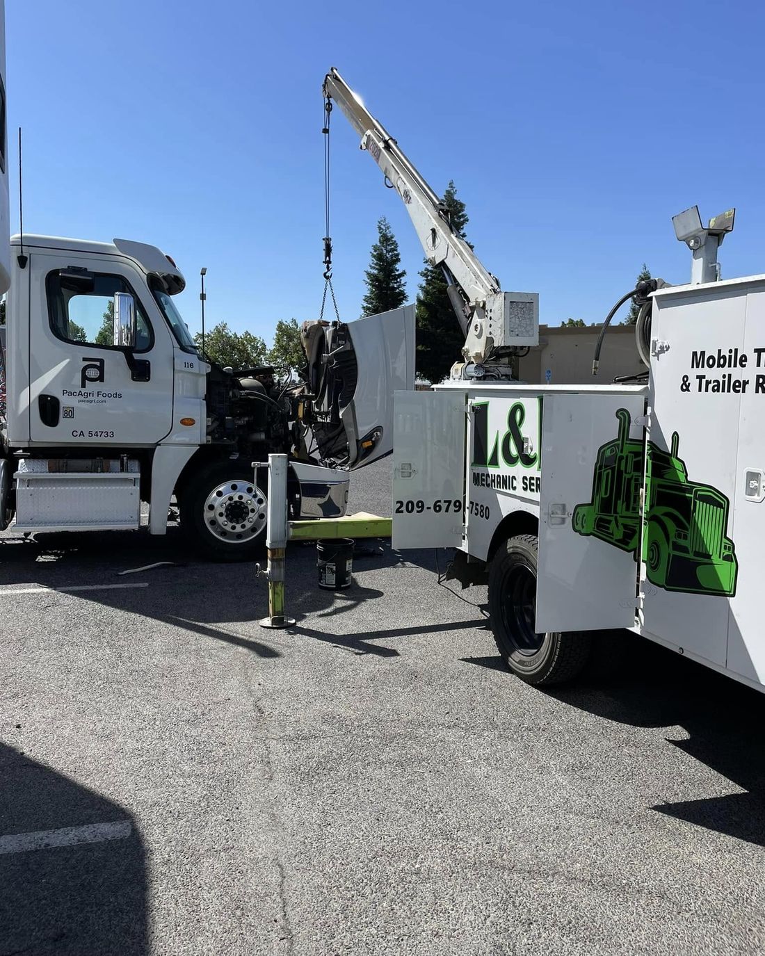 L&E Mechanics Services crane truck repairing a semi on location